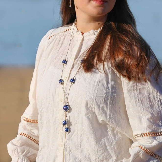 Sautoir artisanal Village en finition argentée avec perles bleu profond