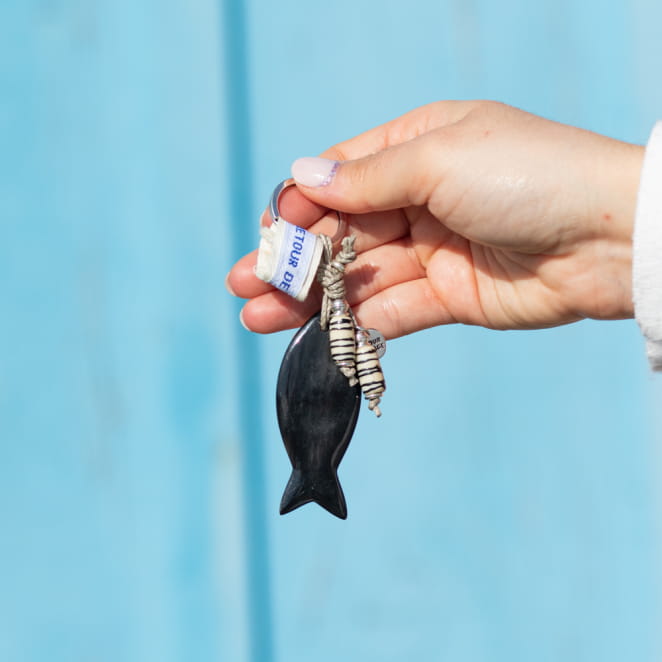 Porte-clefs poisson noir, esprit marin, fabriqué en France