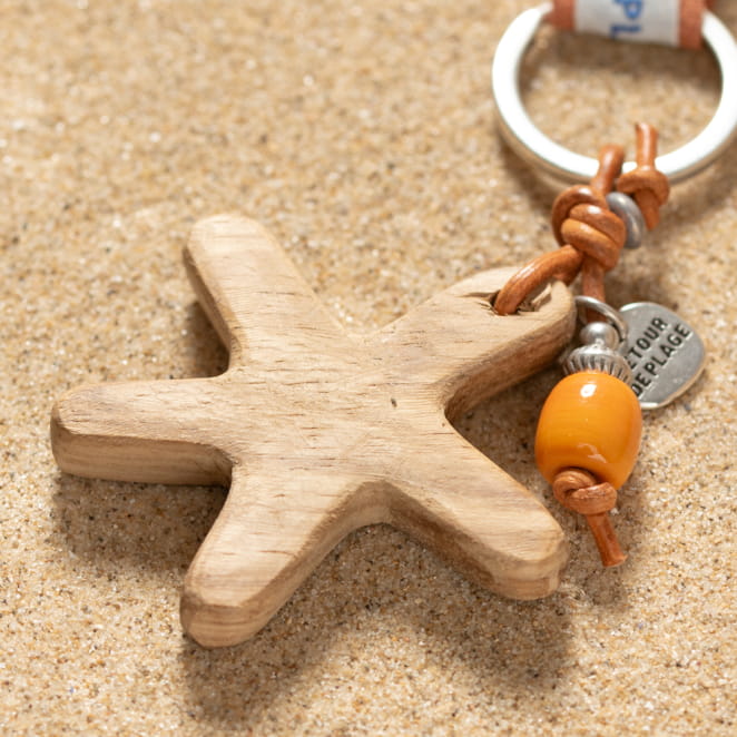 Porte-clefs coloré en bois étoile en bois et détails orange