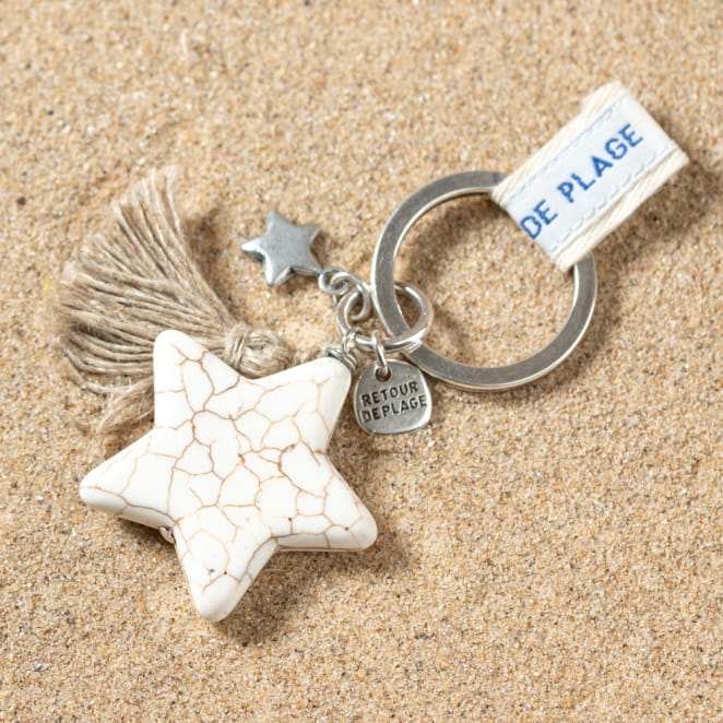 Porte-clés Sable avec étoile en corde beige et fermoir argenté, clin d’œil aux rivages atlantiques.
