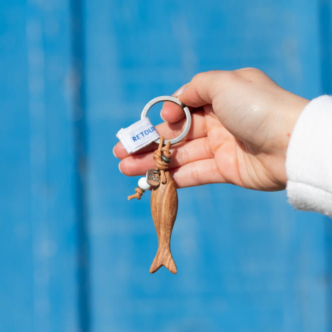 Porte-clefs avec pendentif poisson en bois avec perle blanche en bois et cordon en cuir marron