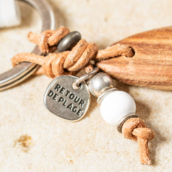 Détail du porte-clés Tilapia argenté blanc, alliance de douceur et de symbolique océanique.