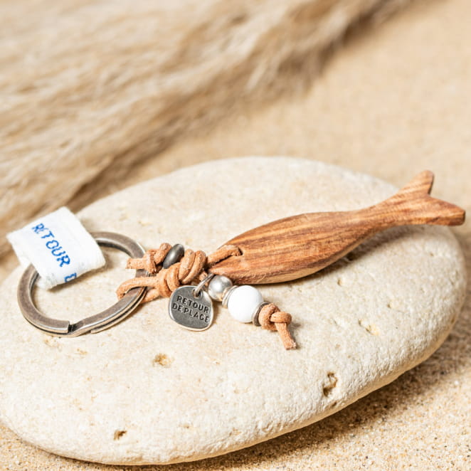Porte-clés Tilapia avec breloque poisson et nœud beige, esprit bord de mer délicat.