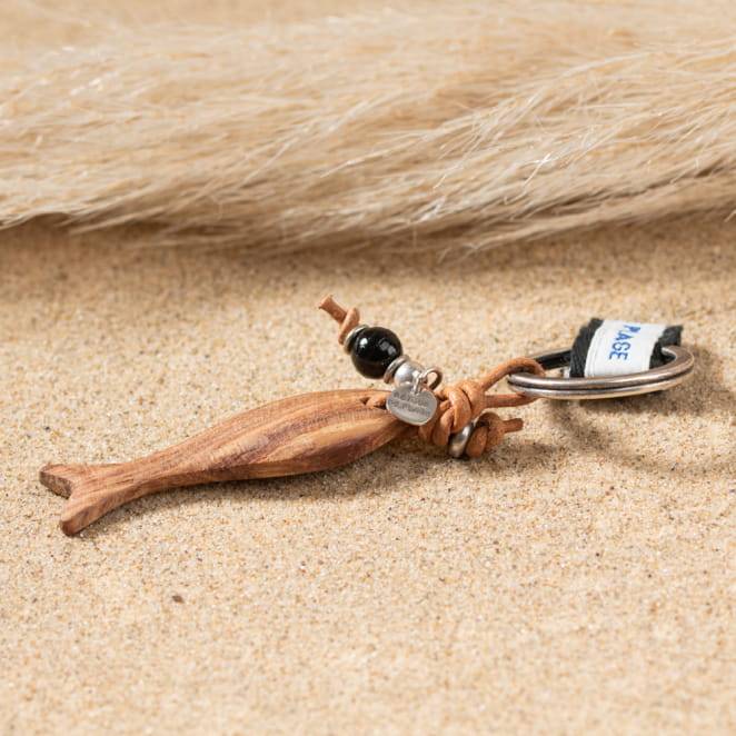 Porte-clefs Tilapia poisson en bois et perles en bois noir et cordon en cuir marron