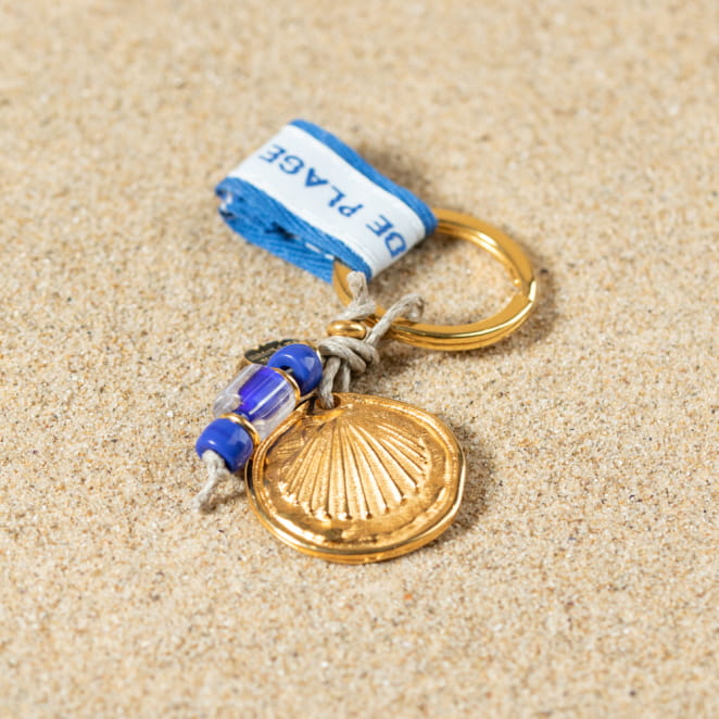 Retour de plage vous propose des colliers, bracelets, boucles d’oreilles, bracelets de chevilles, porte-clefs, parfums, cabas et bagues pour femme, homme et enfant pour que chacun trouve son bonheur.