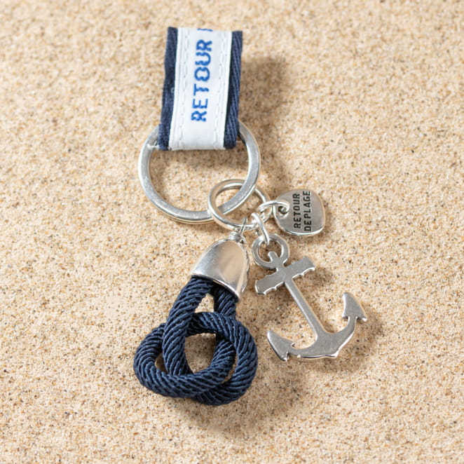 Porte-clés Marin bleu marine, perle, breloque poisson et médaille Retour de Plage, look bord de mer.