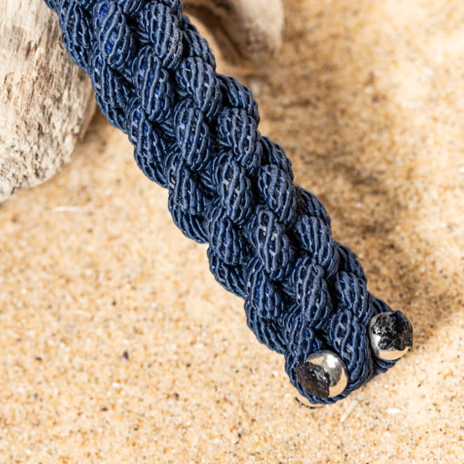 Découvrez le porte-clefs Mika, un bijou marin fabriqué en France sur l’Île d’Oléron par des monteuses qualifiées.