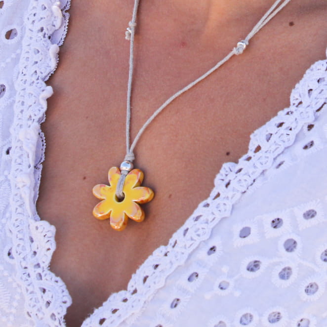 Ce collier est chaleureux et rassurant et égayera vos journées. Made in France.