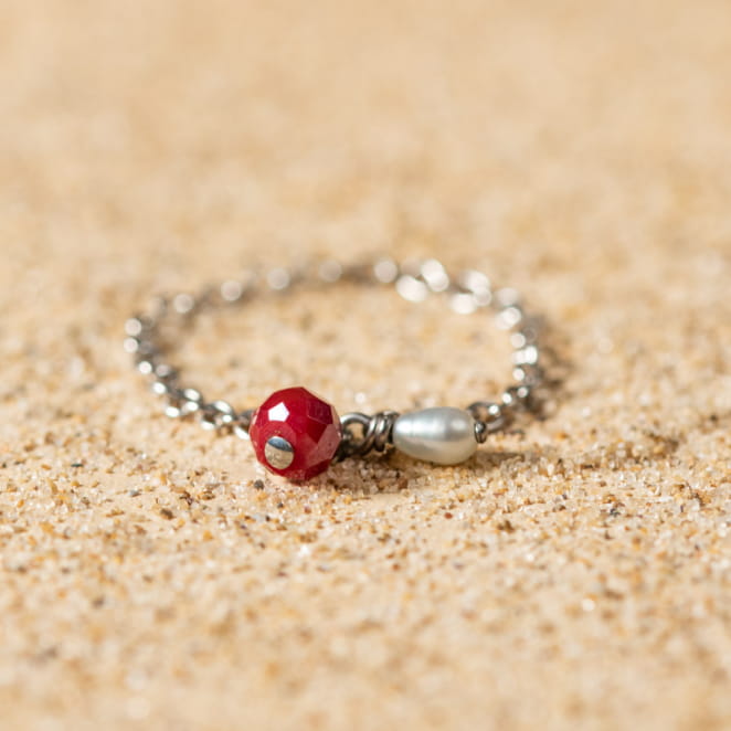 Bague Mumu en chaîne argenté et aux perles rouge