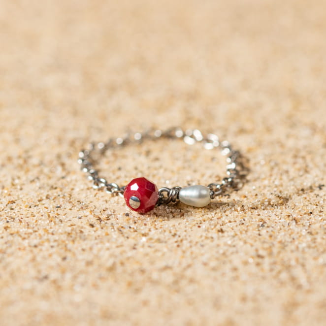 Bague Mumu en chaîne argenté et aux perles rouge