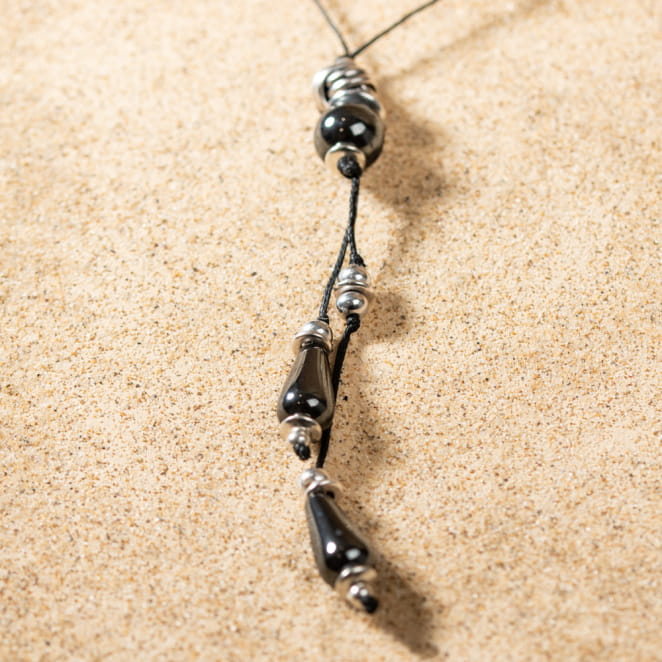 Sautoir pour femme Zola en hématite gris anthracite et en perles argentés