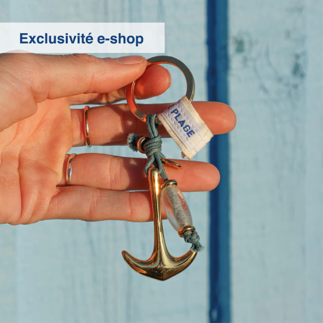 Porte-clés doré avec perles transparentes, fabriqué artisanalement en France