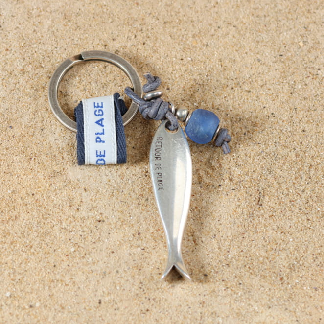 Porte-clés poisson en métal argenté et bois, corde bleu dur, fait main en France