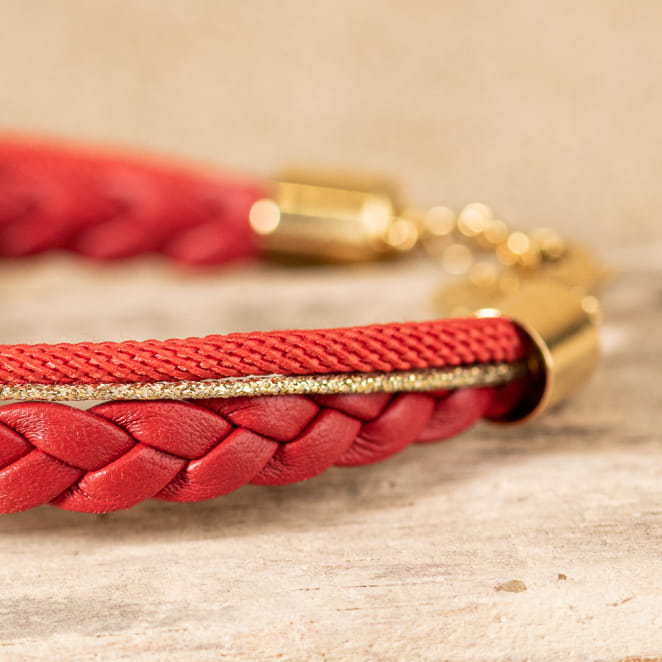 Retour de plage propose des bijoux fantaisie multicolore, blanc, sable, bleu nuit, turquoise, couleur ficelle, anthracite, ou autre alors choisissez les matières qui vous plaisent et les textures que vous aimez.