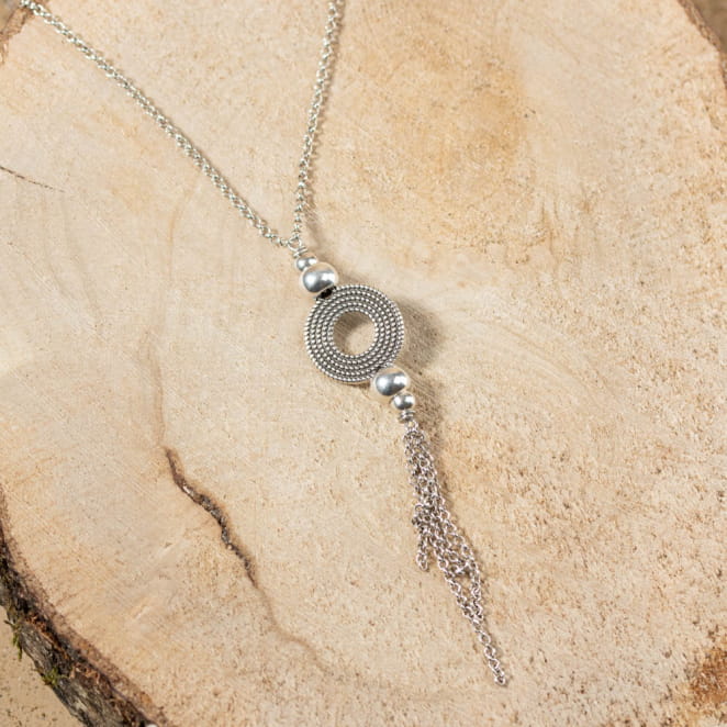 Retour de plage propose des bijoux fantaisie multicolore, blanc, sable, bleu nuit, turquoise, couleur ficelle, anthracite, ou autre alors choisissez les matières qui vous plaisent et les textures que vous aimez.