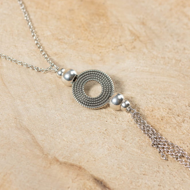 Retour de plage propose des bijoux fantaisie fabriqués avec des matériaux de qualité : céramique, lin, perles de verre, hématite, quartz, amazonite, perles de rivière, nacre, perle de jade, lapis lazuli, perles de culture, pierre de sable, etc.