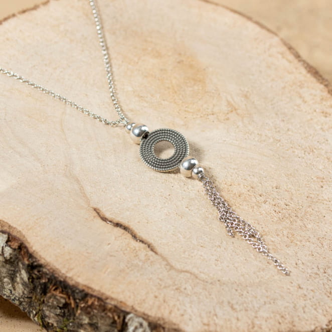 Les bijoux Retour de plage sont des bijoux fantaisie authentiques et uniques faits de perles naturelles qui racontent une histoire de nature ou d’océan à partager en famille ou entre amis.