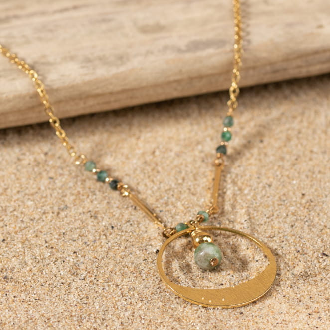 Sautoir Molly en vert amande, chaîne dorée – création artisanale Retour de Plage