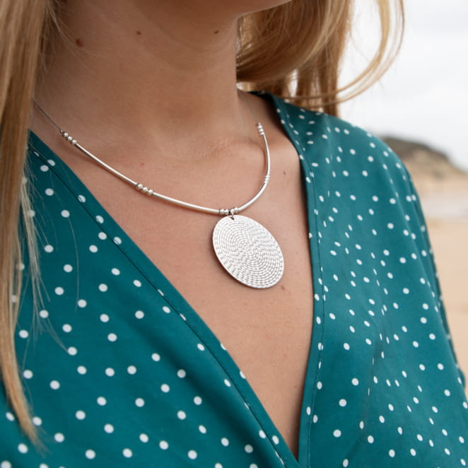 Collier Jody : un bijou tendance et raffiné qui se distingue par sa médaille ronde en argent.