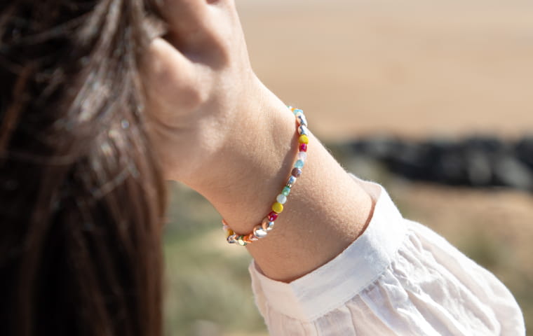 Un bracelet coloré pour un été ensoleillé