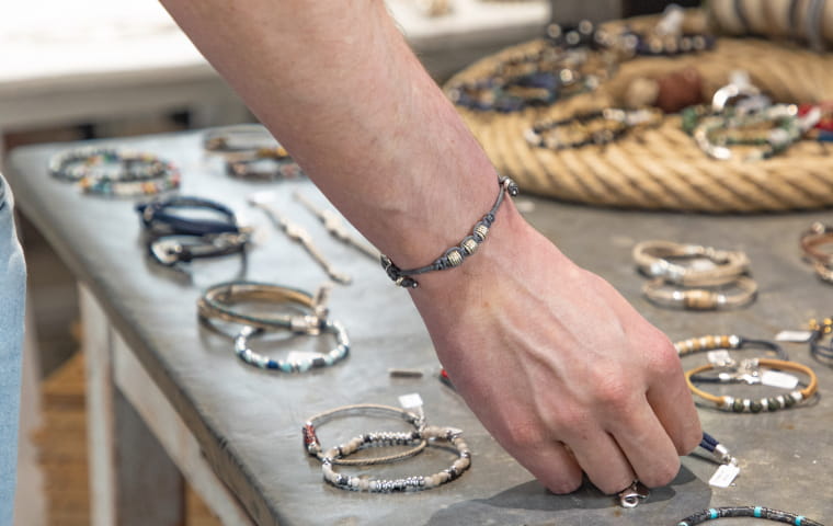 Bracelet pour homme : une idée cadeau tendance pour affirmer votre style