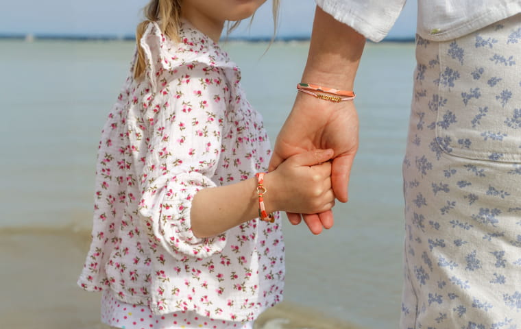 Un bracelet en tissu coloré pour la fête des mères