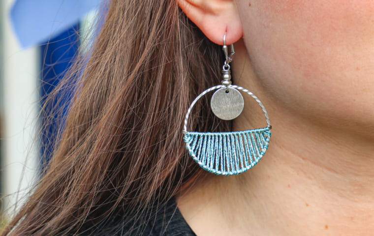 Boucles d'oreilles argentées pour femme : découvrez-les !