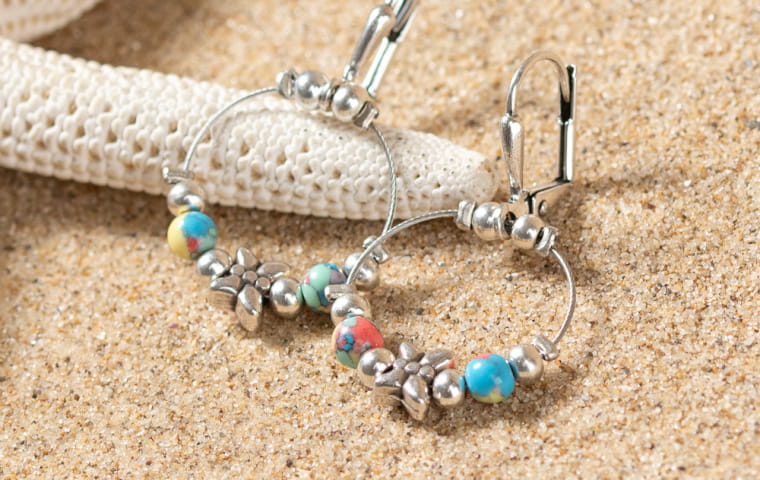 Des boucles d’oreilles pour enfant : colorées et lumineuses