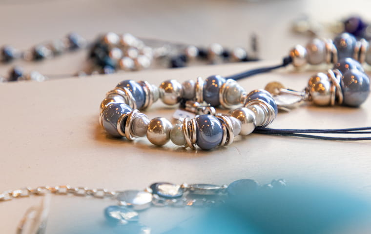 L'importance de la céramique dans nos bijoux artisanaux