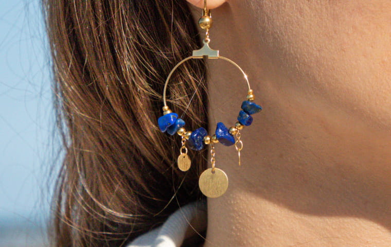 Boucles d’oreilles dorées pour une touche lumineuse