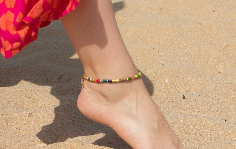 Bracelet de cheville : le bijou tendance de cet été