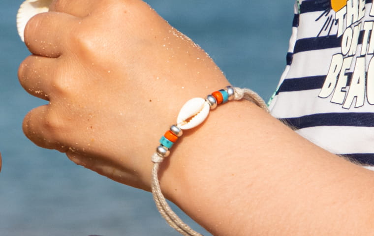 Embarquez dans l'univers bord de mer et découvrez nos bijoux pour enfants