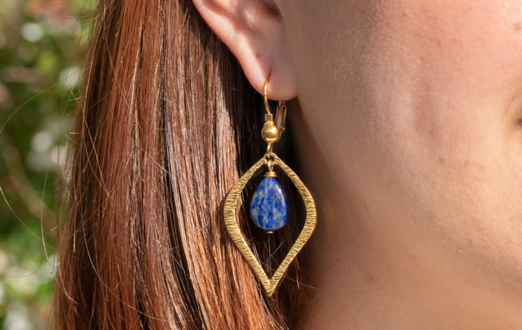 Boucles d’oreilles pendantes, en perles… lesquelles choisir ?