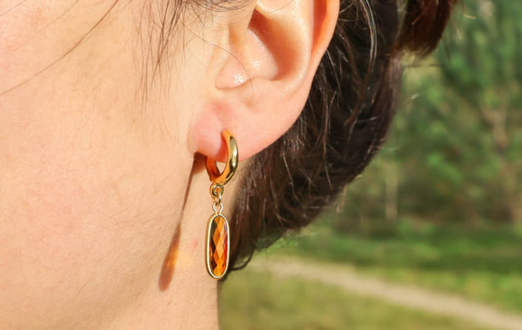Boucles d’oreilles pendantes et lumineuses pour l’arrivée des beaux jours