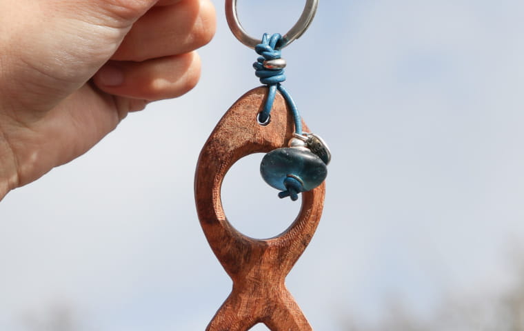 Le bois : une matière unique pour nos bijoux artisanaux