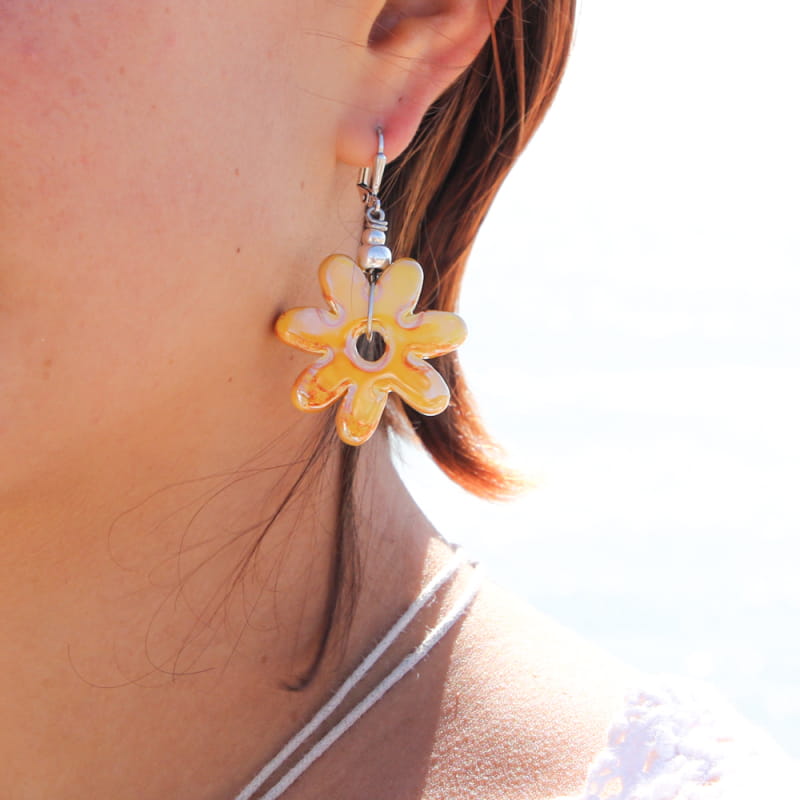 boucles-d-oreilles-fantaisie-jaune-argent-en-c-ramique-retour-de-plage