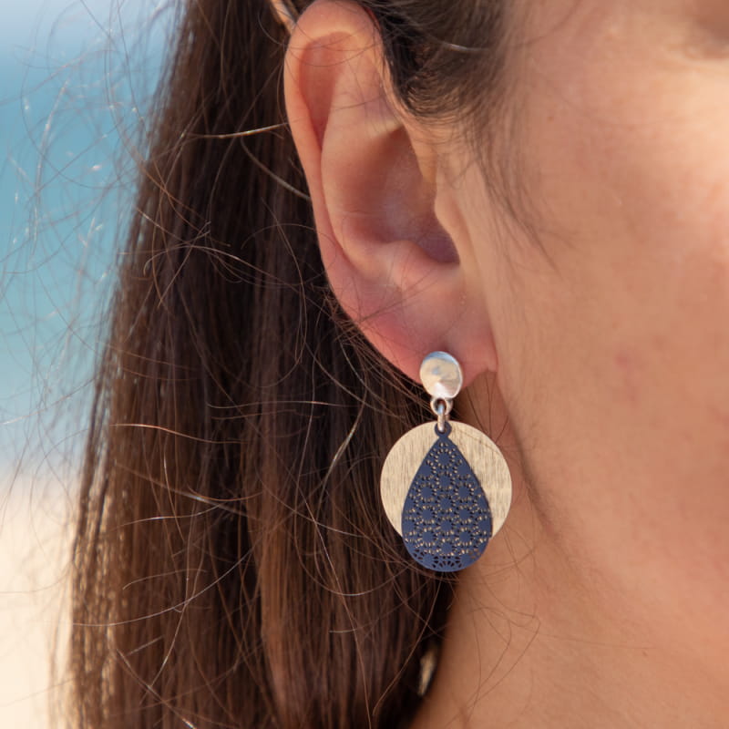 Boucles D'oreilles Argentées Avec Motif Trace De Patte Bleu Foncé - Bijou Fantaisie Neuf Sans Boîte